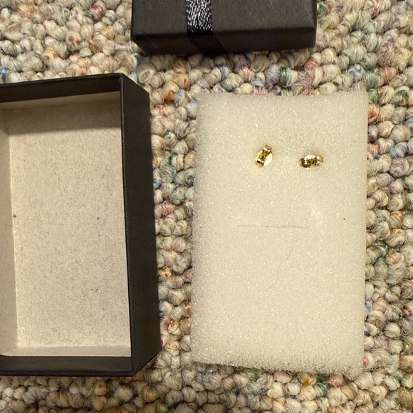 NEW Gold Tone Cat Earrings - Picture 3 of 3